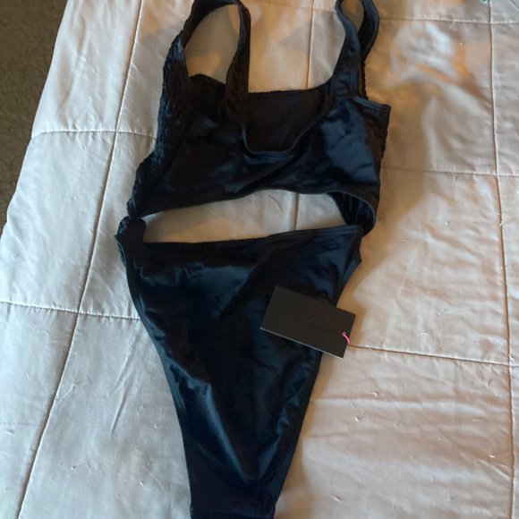 NWT Size 6 black textured ribbed woman's cutout one piece swimsuit - Picture 5 of 10